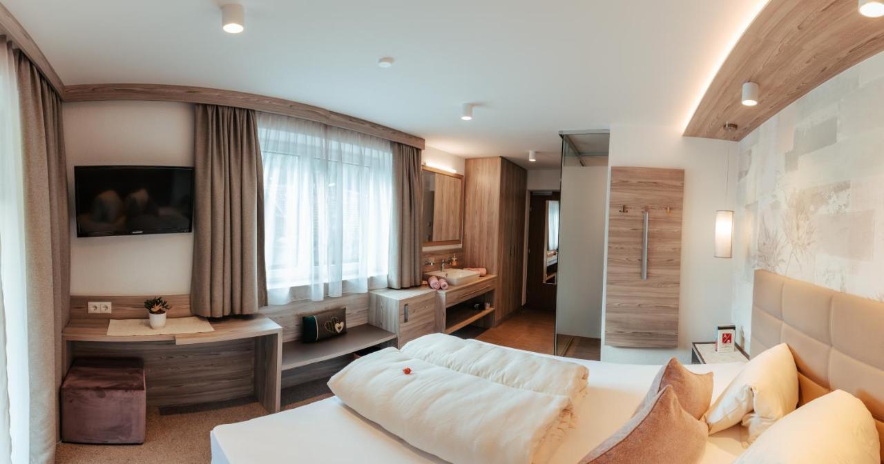 Hotel St-Leonhard Sankt Leonhard im Pitztal Bagian luar foto